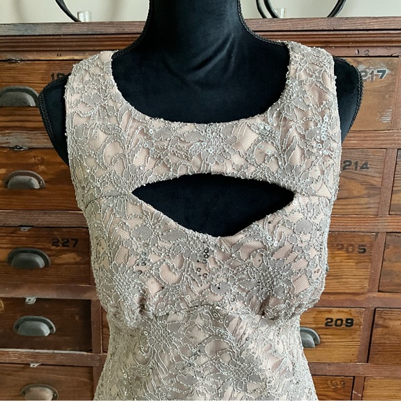 Sequenced sleeveless dress with keyhole cutouts across the chest and back - Picture 4 of 5